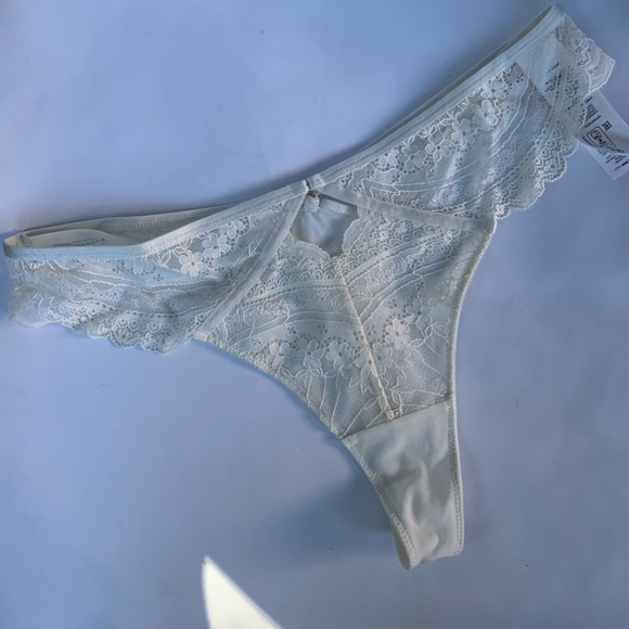 hunkemöller Lace Thong - Picture 1 of 8